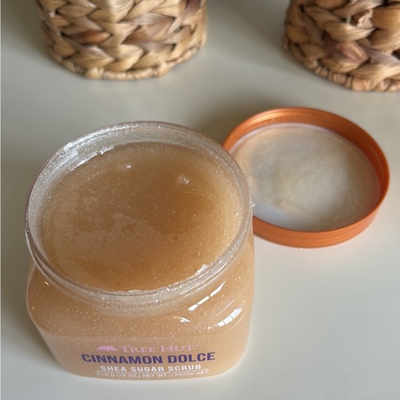 Cinnamon Dolce Shea Sugar Scrub Tree Hut - Picture 4 of 4
